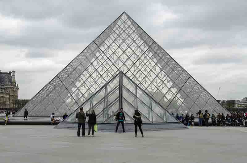 89 - Francia - Paris - museo del Louvre - piramide de entrada.jpg